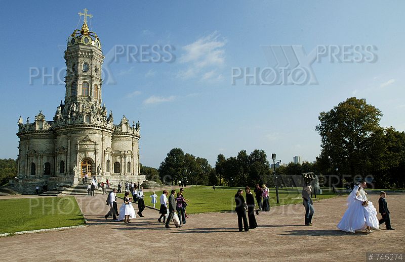 Усадьба Дубровицы и Знаменская церковь 