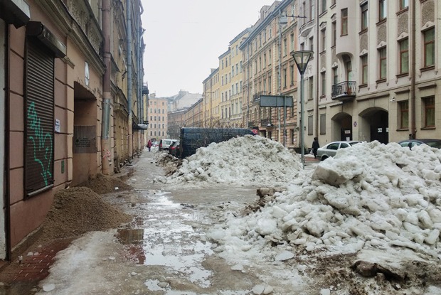 снег падает в городе зимней ночью, уличный фонарь, улица 