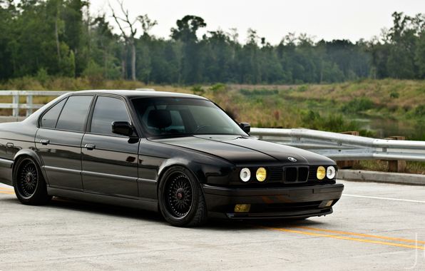 Обои классика, фары, 525, bmw, e34, тюнинг, осень, листья 