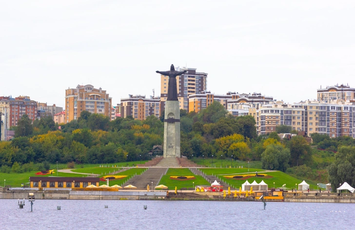 Вечерняя прогулка на теплоходе в Чебоксарах с живой музыкой