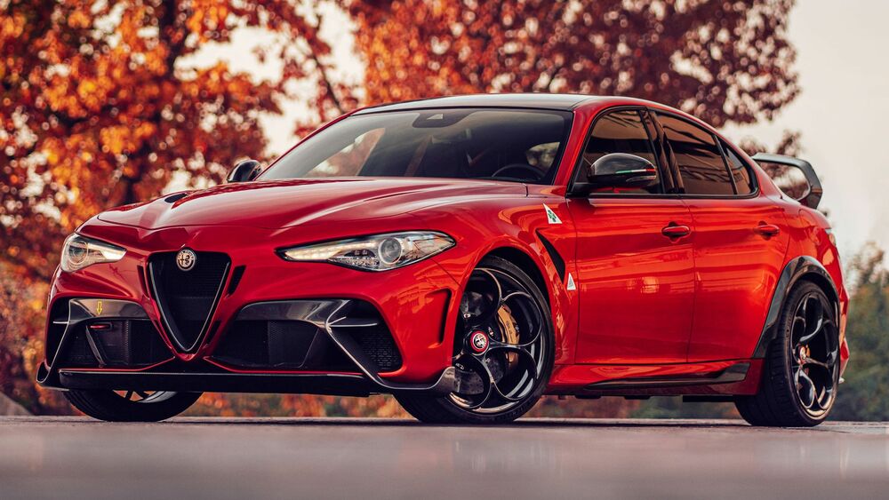 Обои на рабочий стол Красное авто Alfa Romeo Giulia GTAM на 