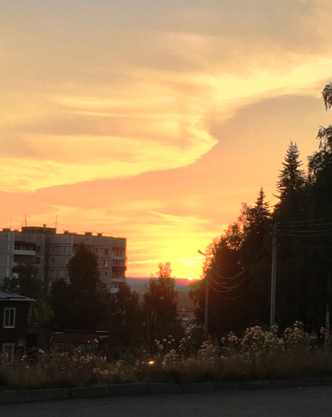 Закат в городе и его отражение в окнах 