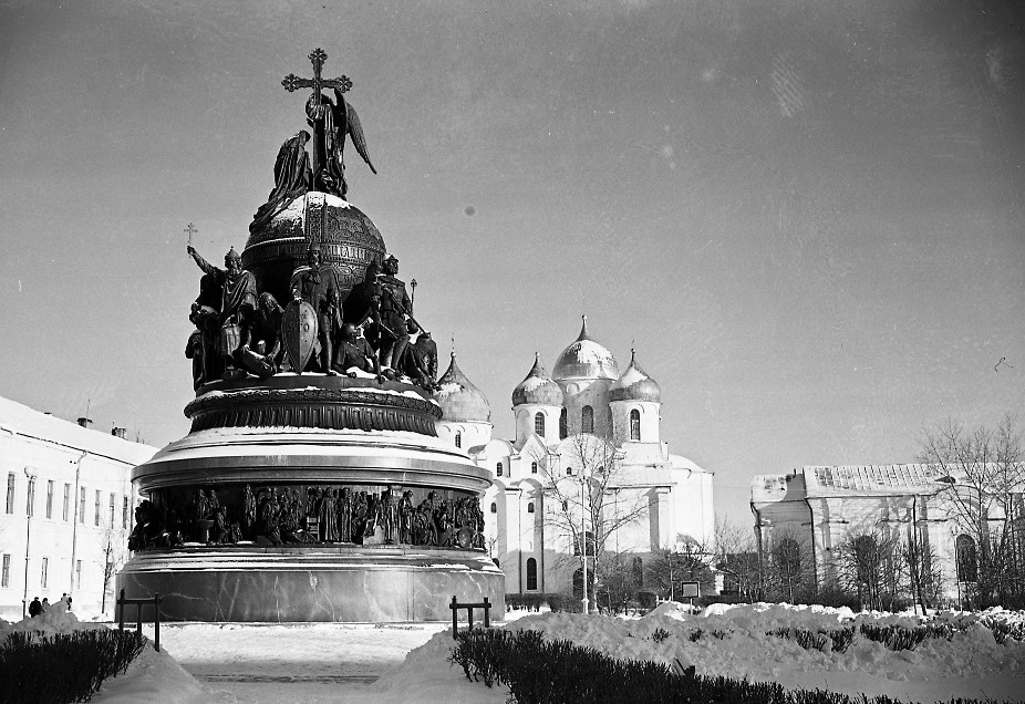 Кто изображен на памятнике Тысячелетие России в Великом Новгороде