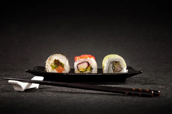 Köstliche Sushi Rollen Auf Schwarzem Hintergrund Foto Und 