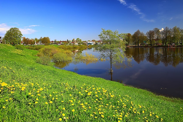 весенний пейзаж на реке во время заката 