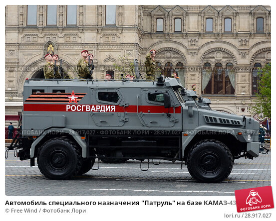 На Дворцовой площади сотрудникам 