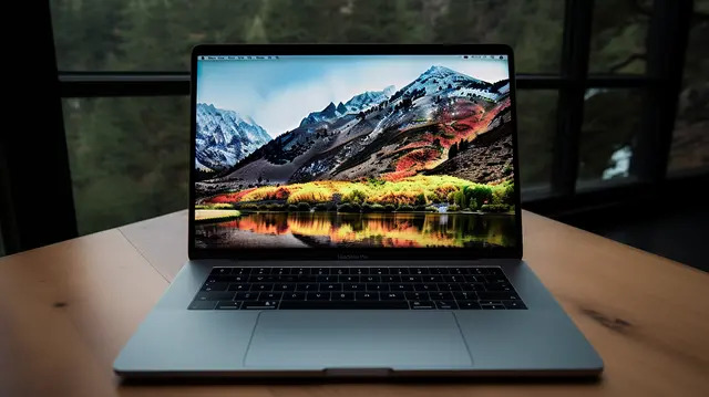 рабочий стол с Apple Macbook Pro стоит на столе, высокое 