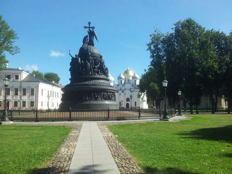 Тысячелетие России бронзовый памятник в Velikiy Новгород 