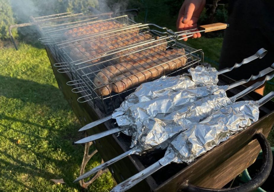 шашлык мясо жарится на решётке и 