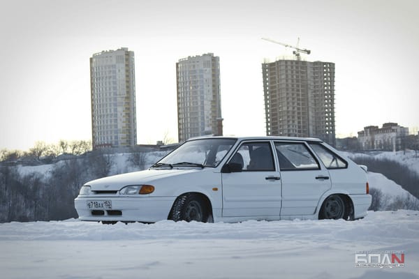 Обои зима, машина, авто, город, дома, белая, auto, 2114 на 